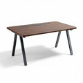 Bruine bureau van hout met metalen poten en kabeldoorvoer 150 x 75 x 75cm
