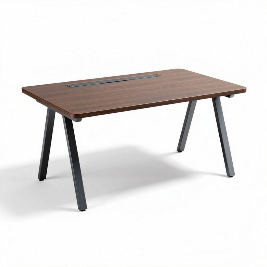 Bruine bureau van hout met metalen poten en kabeldoorvoer 150 x 75 x 75cm