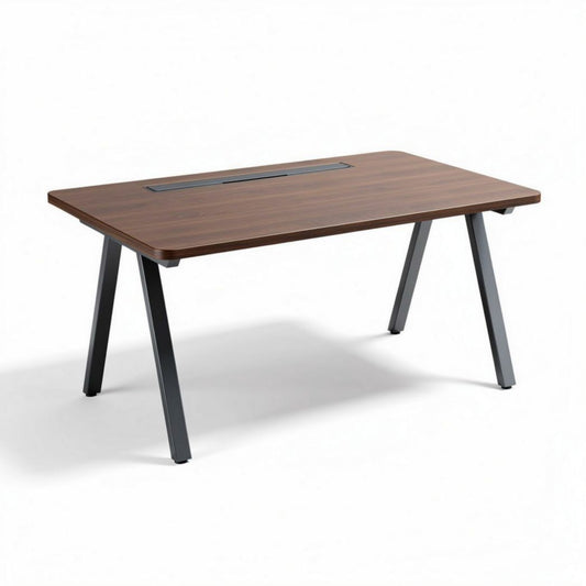 Bruine bureau van hout met metalen poten en kabeldoorvoer 150 x 75 x 75cm